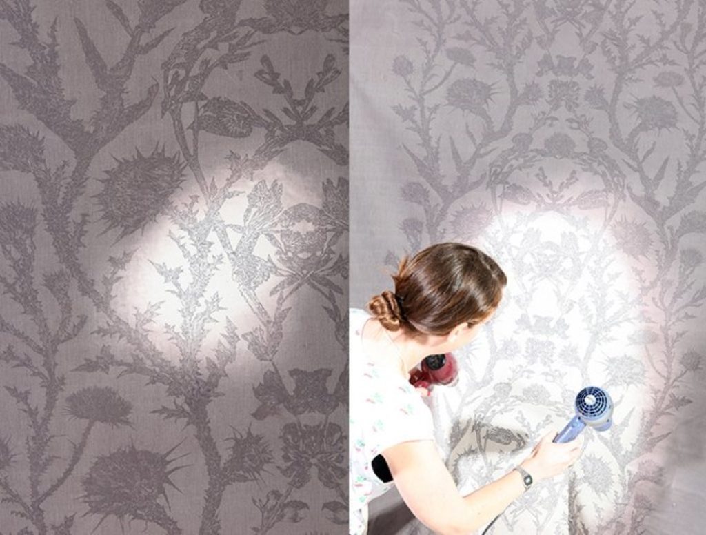 שנקר 2010 | אסתר ילוז, צבענים רגישים לחום, משנים את צבעו של החומר (צילום: סשה פליט)