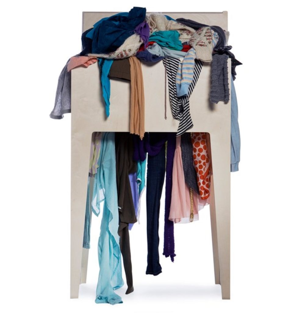 אחסון חדש - הארון clothes dispenser שואב השראה ממנגנון של קופסת טישו. בכל בוקר אפשר למשוך החוצה את הבגד הרצוי.