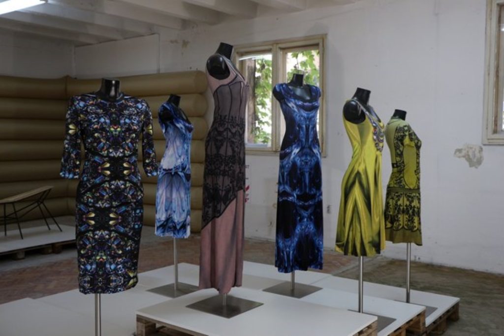 דגמים של "פראו בלאו" בתערוכה "מחוץ לקופסה", שבוע העיצוב בלגרד. צילום: Gaga Dy