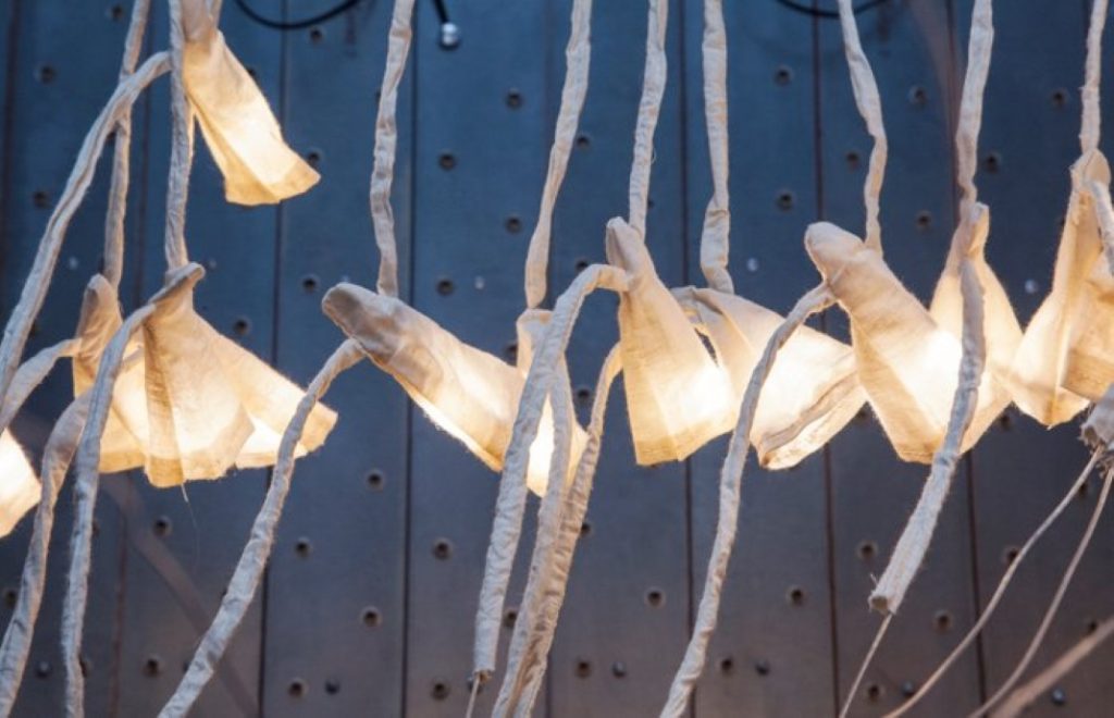 תקריב על המנורות במיצב האור, מוזיאון העיצוב חולון | צילום: מיכאל פיש