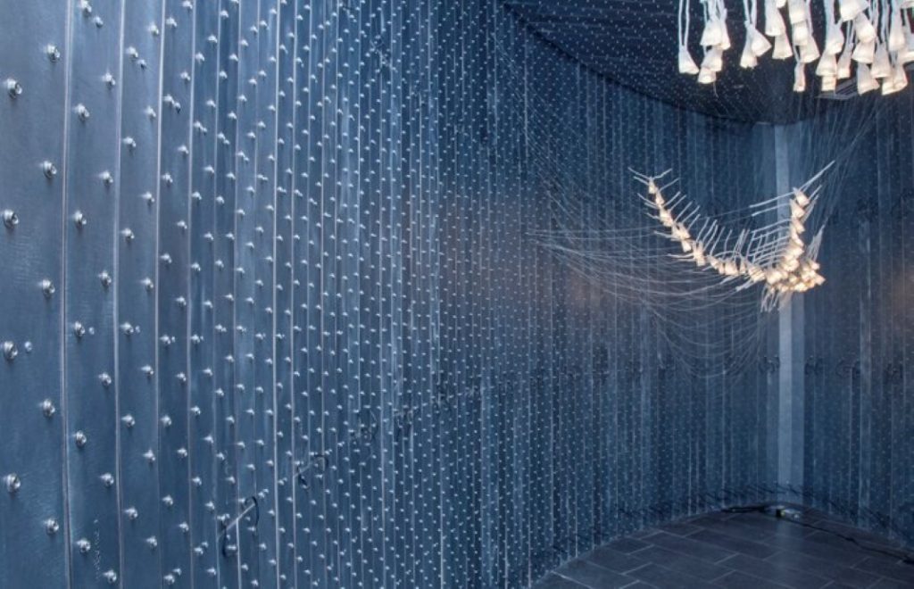 קיר הלחצניות וגופי התאורה הרכים, מיצב אור, מוזיאון העיצוב חולון | צילום: מיכאל פיש