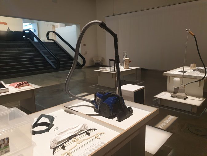 גלריה על שם ד"ר שולמית כצמן (הגלריה התחתונה), מתוך התערוכה "קופסה שחורה: חפצים מאוסף מוזיאון העיצוב חולון", 2020