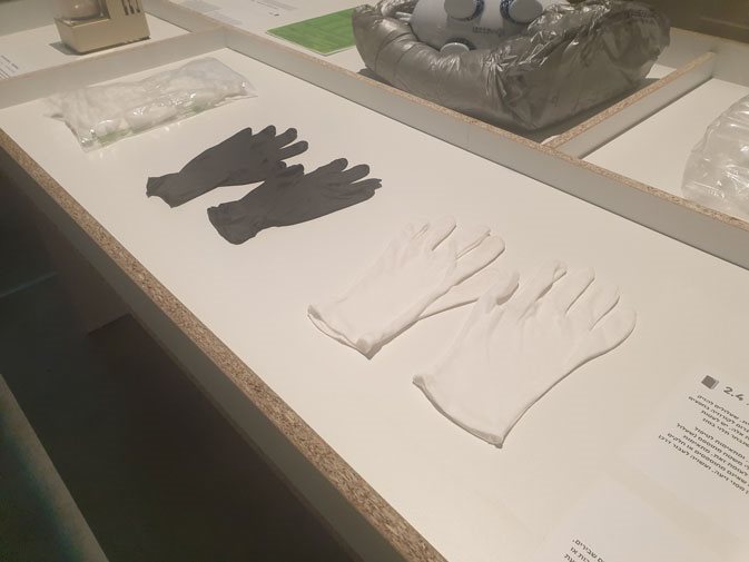 כפפות כותנה וכפפות ויניל, מתוך התערוכה "קופסה שחורה: חפצים מאוסף מוזיאון העיצוב חולון", 2020