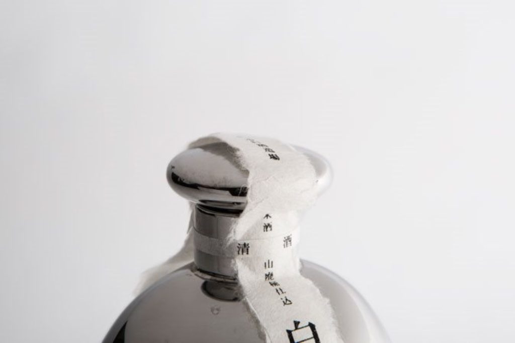 Kenya Hara, Obuse-do Sake Bottle for Hakkin, 2000. Photo: Itay Benit