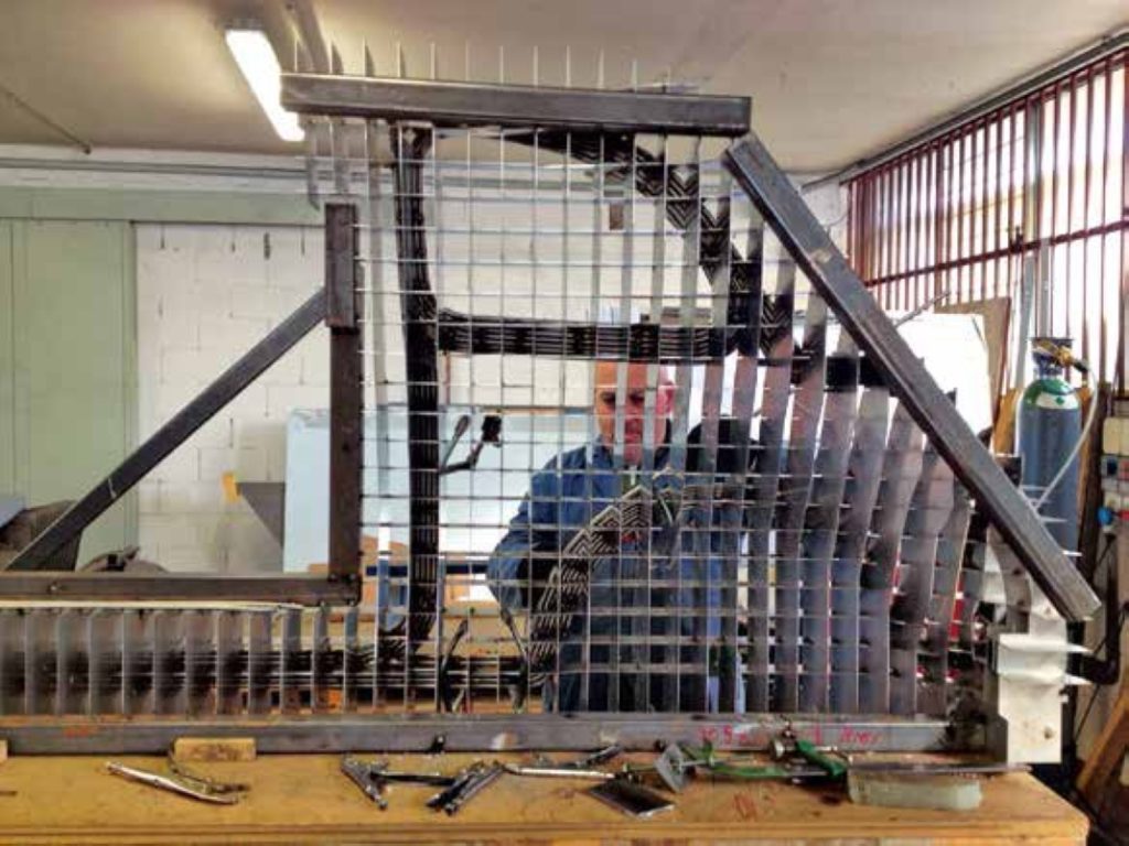 בנייה של רודי ג'יאקוזה על גריד עשוי פלדת אל חלד בחיתוך לייזר, 2012